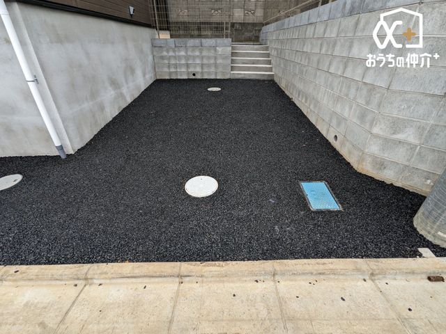  �J�[�X�y�[�X�̗l�q�ł��B�O�ʓ��H�͌�ʗʂ����Ȃ��A���Ԃ̏o����������S���ăX���[�Y�ɍs���܂��B