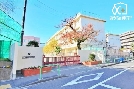 ���ӊ� ���n�旧�ΐ_�䓌���w�Z �k��18���B�u�Γ����͖����̎��̏o���_�v�u�S���ЂƂɁv���������t�ɁA���k�E���E���E�ی�ҁE�n�悪���ɗ͂����킹���w�Z 1420m