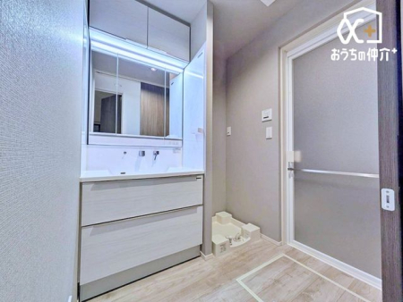 ���ʑ�E���ʏ� ���ʏ��ɂ͋@�\�I�Ȏ��[�I�������B�^�I���ނ�X�g�b�N�i���X�}�[�g�Ɏ��[�ł��A�g���₷���Ɣ������𗼗�������Ԃł��B