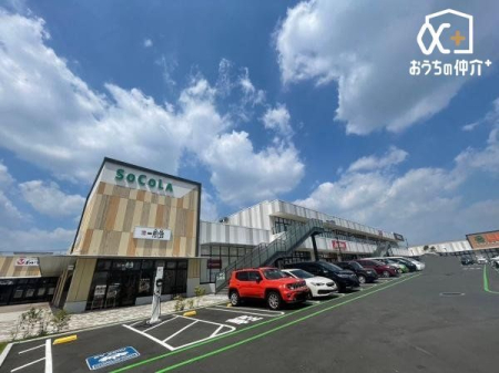 ���ӊ� SOCOLA���� �k��14���B�X�[�p�[�A�Ɠd�ʔ̓X�A�h���b�O�X�g�A�A���H�X�Ȃǒn��̐������x����S12�X�܂̃V���b�s���O�Z���^�[�B 1070m