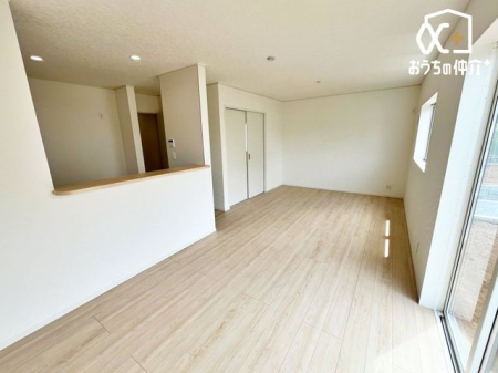 ���r���O �`�E�`Living�`�E�`�쐼�����̑傫�ȑ����炽���Ղ�z�����������ޖ��邢��12.2�����r���O�B�Ƒ��c���⃊���b�N�X�^�C���ɍœK�ȊJ�������ӂ���Ԃł��B