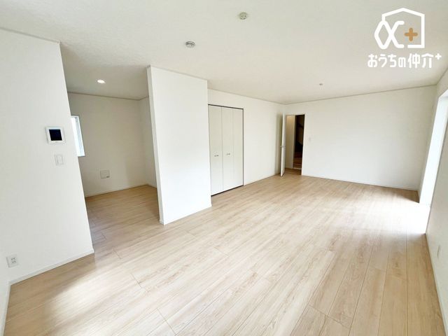���r���O �`�E�`Living�`�E�`�쓌�����̑傫�ȑ����炽���Ղ�z�����������ޖ��邢��18.7�����r���O�B�Ƒ��c���⃊���b�N�X�^�C���ɍœK�ȊJ�������ӂ���Ԃł��B