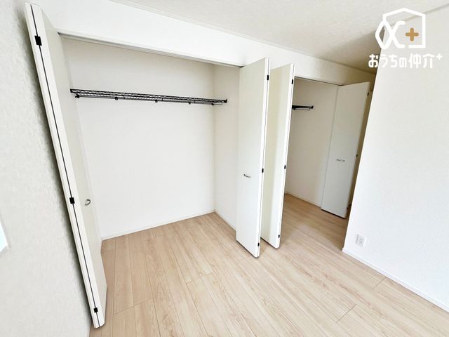 �Q�� 9.2���̐Q���́A2�̃N���[�[�b�g�t���B�����΂�G�߂��̂���������Еt�����܂��B