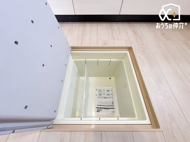 ���[ �L�b�`���ɂ��鏰�����[�B���~�q�ɂƂ��Ă����p�ł��܂��B