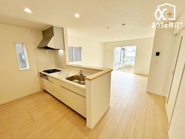 ���r���O �`�E�`Living�`�E�`�쓌�����̑傫�ȑ����炽���Ղ�z�����������ޖ��邢��12.2�����r���O�B�Ƒ��c���⃊���b�N�X�^�C���ɍœK�ȊJ�������ӂ���Ԃł��B