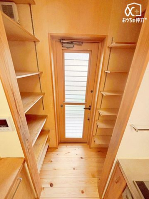 ���[ �L�b�`�����̏�����E�p���g���[�����ł��B