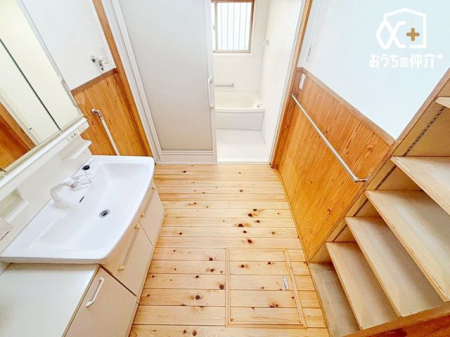 ���ʑ�E���ʏ� �`Wash room�`�傫�Ȑ��ʁ@�Ƒ��݂�Ȃ������g�����ʎ��B�Z�������ɂ͎g���₷�����ʂŁA�X�e�L�Ȉ���̃X�^�[�g������܂��傤�B