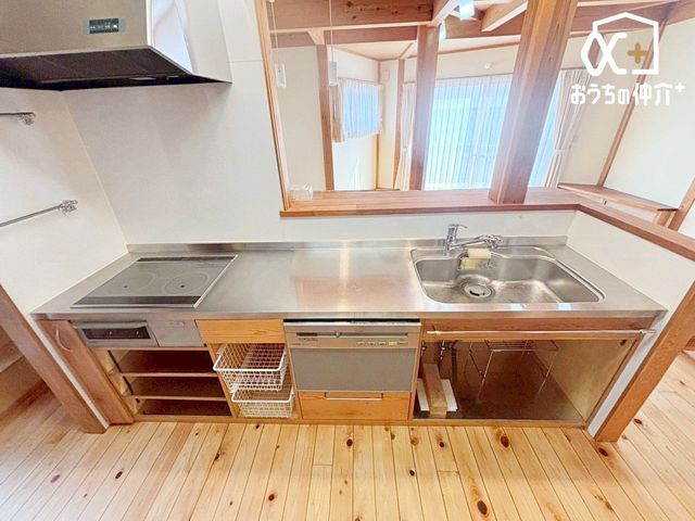 �L�b�`�� �����g���L�b�`�������炱���A�H���̏������y�������ԂɁA�Z�������ł��X���[�Y�ɖ��ʂȂ���Ƃł���A���������ȒP�ɂł���ȂǁA�������y��������L�b�`���X�y�[�X�ł��B