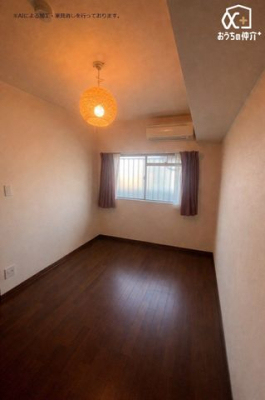 �Q�� �Q���ɃI�X�X����6���m���̗l�q�ł��B�N���[�[�b�g���t���Ă���A�Q��E�ߗޓ����L�x�Ɏ��[�\�ȐQ���ł��B