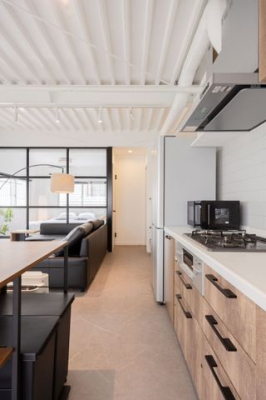 �L�b�`�� ��Ƒ���������ꂽ�L�b�`���͎g���₷���A���X�̂������^�C�����y�������ԂɁB�򐅊�t���Ȃ̂��������|�C���g�I