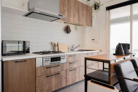 �L�b�`�� �`Kitchen�`��ƂɏW���ł���Ǖt���L�b�`���B�܂��A�ڂ̑O�ɕǂ����邱�Ƃɂ���ĉ���̔�юU��Ȃǂ��C�ɂ����ɍ�Ƃ��ł���Ƃ��������b�g������܂��B