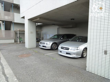 ���ԏ� �L�X�Ƃ����J�[�X�y�[�X�B�O�ʓ��H���L���A���Ԃ̏o��������X���[�Y�ɍs���܂��B