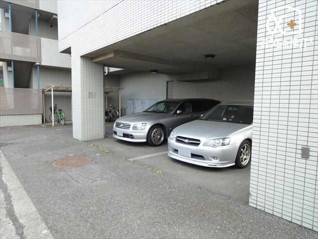 ���ԏ� �L�X�Ƃ����J�[�X�y�[�X�B�O�ʓ��H���L���A���Ԃ̏o��������X���[�Y�ɍs���܂��B