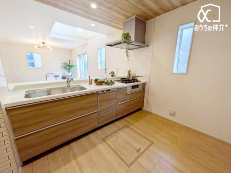 �L�b�`�� �`Kitchen�`�����g���L�b�`�������炱���A�H���̏������y�������ԂɁA�Z�������ł��X���[�Y�ɖ��ʂȂ���Ƃł���A���������ȒP�ɂł���ȂǁA�������y��������L�b�`���X�y�[�X�Ɏd�グ�܂����B