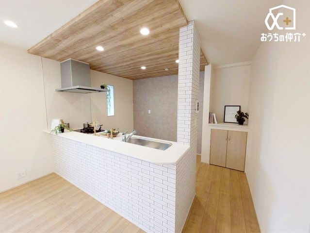 �L�b�`�� �`Kitchen�`�J�E���^�[�L�b�`���@���l�ڐ��̂�������ԁB�J�E���^�[�L�b�`���B�Ǝ������Ȃ�������q�l����ڂ𗣂��Ȃ��B���͂���l�l�ƒk�΂���B�J�E���^�[�L�b�`�������炱���\�ȓ���ł��B