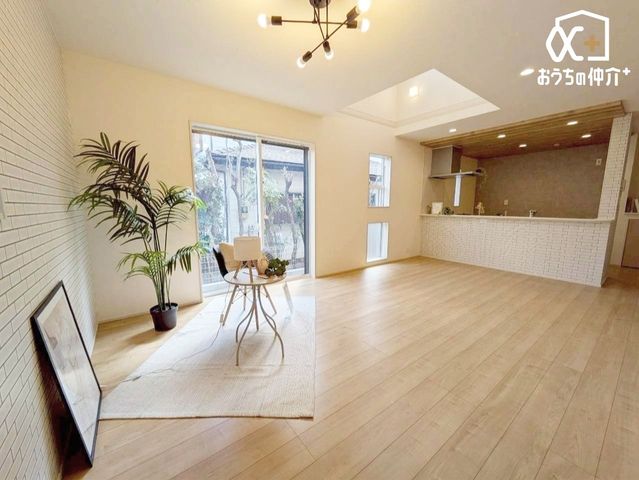 ���r���O �`Living�`�������������͋C��LDK�B�̂�т肭�낮�\�t�@��A���H�����y���ރ_�C�j���O�Z�b�g��u���Ă��������͂���܂���B