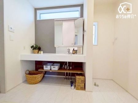 ���ʑ�E���ʏ� �`Wash room�`���̍Q�����������ԑтł��]�T�������Ďx�x�ł���L���p�E�_�[���[���B���������[���L�x�Ȃ̂Ō����ڂ��X�b�L���Ɛ������ڂł��܂��B