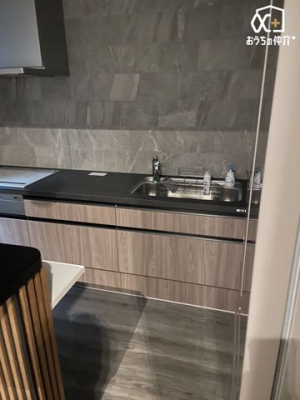 �L�b�`�� ��ƂɏW���ł���Ǖt���L�b�`���B�܂��A�ڂ̑O�ɕǂ����邱�Ƃɂ���ĉ���̔�юU��Ȃǂ��C�ɂ����ɍ�Ƃ��ł���Ƃ��������b�g������܂��B