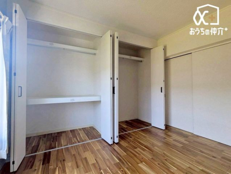 ���[ ��^�̃N���[�[�b�g���������܂��B�G�ߕ��̗m����A�X�[�c�P�[�X�Ȃǂ̑�^�p�i���y�X���[�ł��A���L�����g�����������܂��B