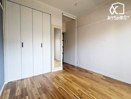 �q������ �������[�͂�����s�N���[�[�b�g�t�t���̂������ł��B�ߗށE���E�X�q�E�A�N�Z�T���[��G�߉Ɠd�Ȃǂ��܂Ƃ߂Ď��[�ł��A�������̍L���X�y�[�X���������A��������Ƃ�����Ԃ��ۂ���܂��B