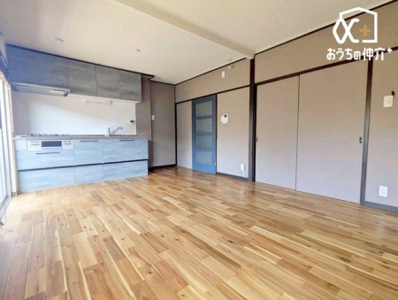 ���r���O ���R�ɉƑ��̏W�܂郊�r���O��ԁB�������Ƃ������Ԃ��A�Ƒ��ꏏ�ɉ߂����鎞�Ԃ𑝂₹�����Ȗ��邭�L�X�Ƃ�����Ԃł��B