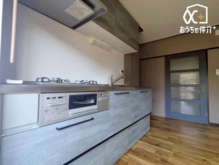 �L�b�`�� ��Ԃ��L�����p�ł���Ǖt�L�b�`���ł��B�L�b�`������߂�X�y�[�X�͎��R�ƃR���p�N�g�ɂȂ��Ă���܂��B�_�C�j���O�Z�b�g���߂���΁A�z�V���y�ɂȂ��Ƒ�Ƃ��Ă��g�������ł��ˁI