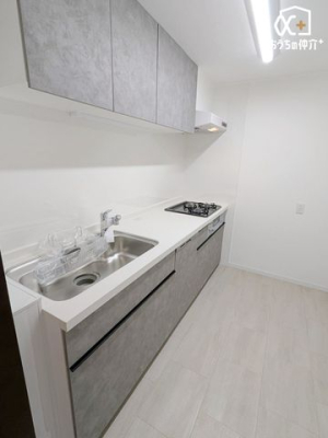 �L�b�`�� ��ƂɏW���ł���Ǖt���L�b�`���B�܂��A�ڂ̑O�ɕǂ����邱�Ƃɂ���ĉ���̔�юU��Ȃǂ��C�ɂ����ɍ�Ƃ��ł���Ƃ��������b�g������܂��B