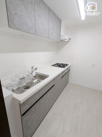 �L�b�`�� ��ƂɏW���ł���Ǖt���L�b�`���B�܂��A�ڂ̑O�ɕǂ����邱�Ƃɂ���ĉ���̔�юU��Ȃǂ��C�ɂ����ɍ�Ƃ��ł���Ƃ��������b�g������܂��B