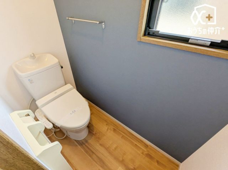 �g�C�� �����̂���2�K�̉������֍��t�g�C���ł��B�����g���ꏊ�����炱���A�������₨�|�����ȒP�ȃV���v���ȃf�U�C�����̗p���܂����B