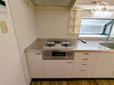 �L�b�`�� �����ɒ������ł��Ă��������͂��ǂ�3���R�����̃L�b�`���ł��B�������͖����̂��ƂȂ̂Ō����ǂ����������ł���̂͊������ł��ˁB