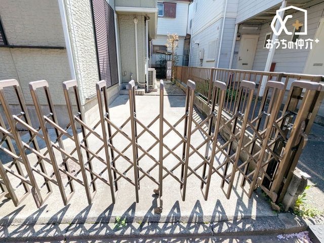  �J�[�X�y�[�X�̗l�q�B�Ԓʂ�̏��Ȃ��O�ʓ��H�ł��Ԃ̏o����������N���N�ł��B