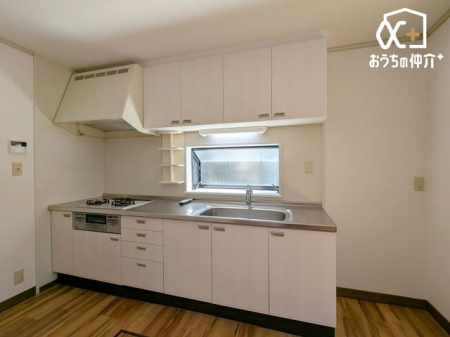 �L�b�`�� ��ƂɏW���ł���Ǖt���L�b�`���B�܂��A�ڂ̑O�ɕǂ����邱�Ƃɂ���ĉ���̔�юU��Ȃǂ��C�ɂ����ɍ�Ƃ��ł���Ƃ��������b�g������܂��B