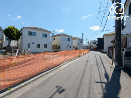 ���n�y�n�ʐ^ �����������Z��X�̑O�ʓ��H�B�Ԓʂ肪���Ȃ��Â��ň��S�B���ʂ��ǍD�ŏo���ɂ��X���[�Y�B����������ǂ��A���s�������K�ł��B�O�ʓ��H�ܑ͕����s���͂��A�J�̓��������₷�����ł��B