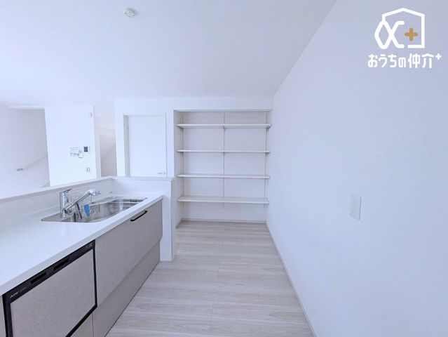 �L�b�`�� ���[�������L�b�`���͒�������H�ނ��������萮���ł��A��ƌ������A�b�v�B�����ڂ��X�b�L�����A�����̗��������K�ɂȂ�܂��B