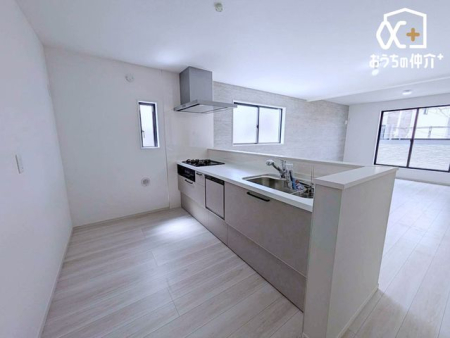 �L�b�`�� �Ƒ��̉�b���e�ފJ���I�ȃJ�E���^�[�L�b�`���I���r���O�����n����݌v�ŁA�����������q�l�̗l�q���m�F�ł��A�Ǝ��������Ɗy�������K�ɂȂ�܂��B