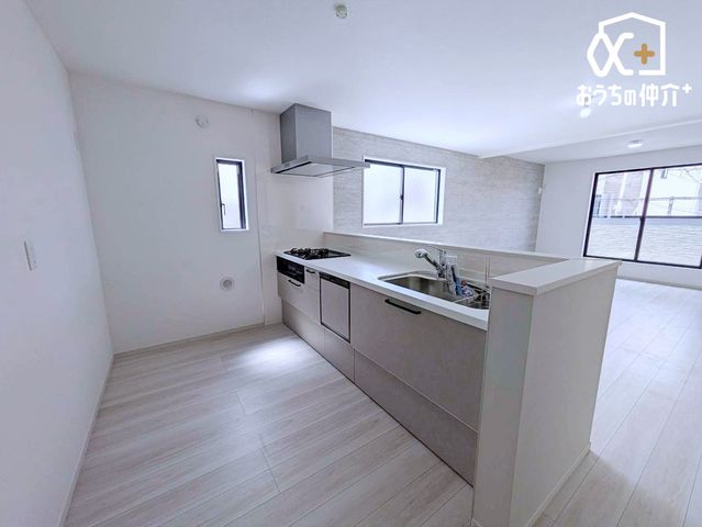 �L�b�`�� �Ƒ��̉�b���e�ފJ���I�ȃJ�E���^�[�L�b�`���I���r���O�����n����݌v�ŁA�����������q�l�̗l�q���m�F�ł��A�Ǝ��������Ɗy�������K�ɂȂ�܂��B