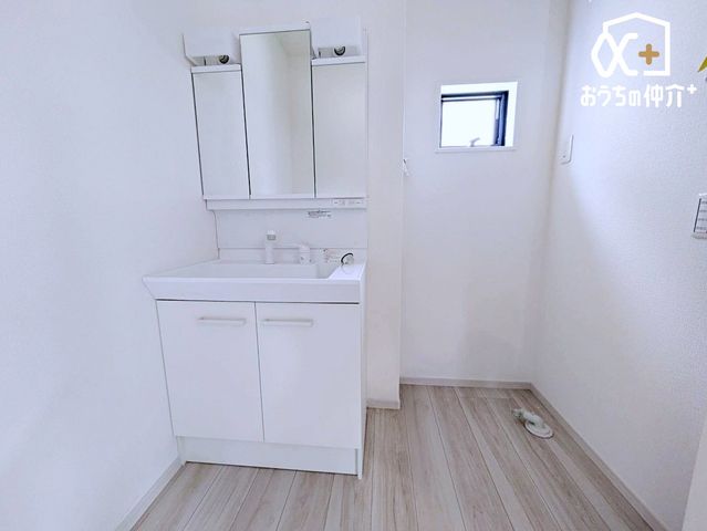 ���ʑ�E���ʏ� �������̂�����ʏ��́A�V���v���ł���Ȃ���@�\�I�ȃf�U�C���������B�L�߂̃X�y�[�X�Ǝ��[���[�����Ă���A�����̐g�x�x�₨����ꂪ�X���[�Y�ɍs���܂��B