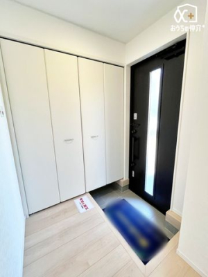 ���� �������������͋C�̌��ւ́A�Z�܂��̑���ۂ���i�ɉ��o�B�V���[�Y�{�b�N�X������A��Ԃ��L���������ۂĂ�X�}�[�g�Ȑ݌v�ł��B