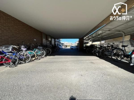 ���̑� �~�n�����փX�y�[�X�̗l�q�ł��B�J���玩�]�Ԃ�����Ă���鉮���t���̒��փX�y�[�X�ł��B