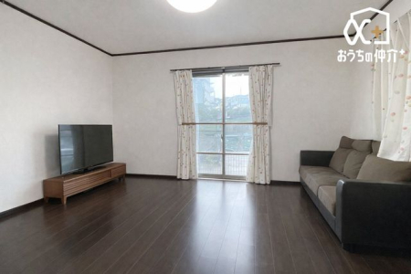 ���r���O �Z�܂��̒��S�ł���A�J�����̂���LDK�͉Ƒ��c�R���Ԃ���b���e�݂܂�