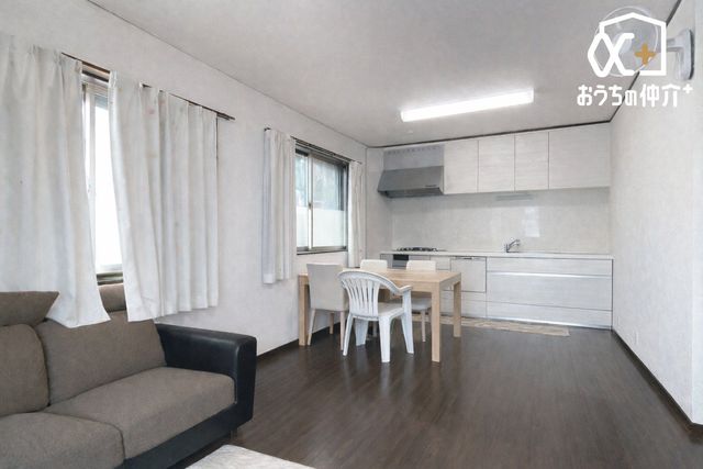 �L�b�`�� ��ƂɏW���ł���Ǖt���L�b�`���B�܂��A�ڂ̑O�ɕǂ����邱�Ƃɂ���ĉ���̔�юU��Ȃǂ��C�ɂ����ɍ�Ƃ��ł���Ƃ��������b�g������܂��B