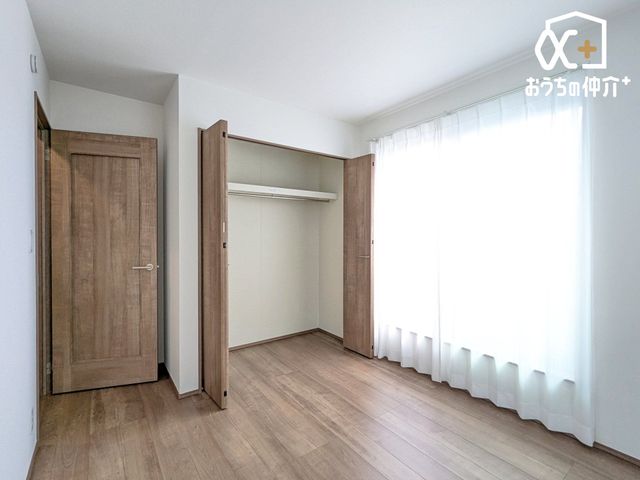 �q������ �q�������ɃI�X�X����5.25���m���̗l�q�B�N���[�[�b�g���t���Ă��邽�߁A���q�l�̕׋�����E�ߗޓ����֗��Ɏ��[�\�ł��B