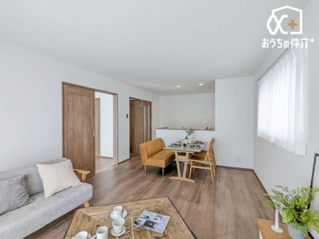 ���r���O ���Ƒ������R�ƏW�܂�16�����r���O�̗l�q�ł��B ���C�ɓ���̃\�t�@�[��e�[�u����u���Ă��C�ɓ���̋�ԂɁB