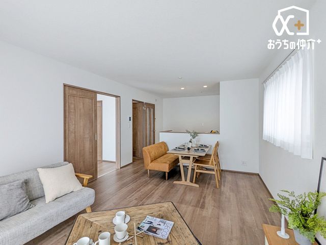 ���r���O ���Ƒ������R�ƏW�܂�16�����r���O�̗l�q�ł��B ���C�ɓ���̃\�t�@�[��e�[�u����u���Ă��C�ɓ���̋�ԂɁB