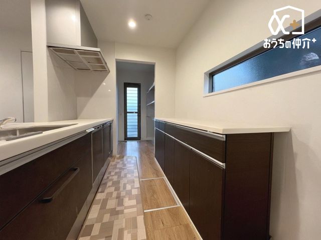 �L�b�`�� �L�b�`���ƃZ�b�g�̃J�b�v�{�[�h�t���̃L�b�`���B���ɂ͑�e�ʂ̃p���g���[������܂����{�摜��CG���H�����摜�Ō����Ƃ͈قȂ�ꍇ���������܂�