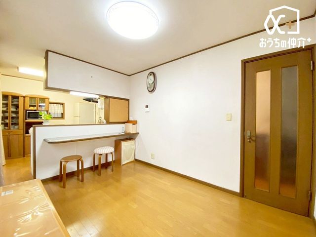 ���r���O ���Ƒ������R�ƏW�܂郊�r���O�̗l�q�ł��B ���C�ɓ���̃\�t�@�[��e�[�u����u���Ă��C�ɓ���̋�ԂɁB