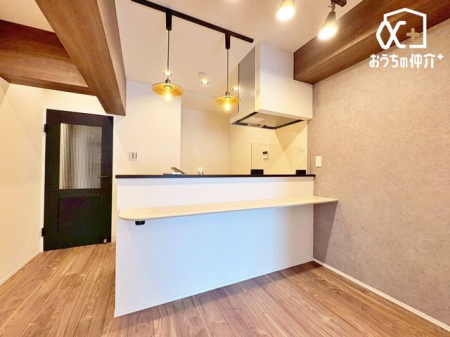 �L�b�`�� ���r���O�̎���ɂȂ�f�U�C�����̍����J�t�F�̂悤�ȕ��͋C���y���߂�ΖʃL�b�`���ł��B