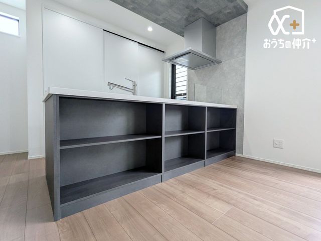 ���[ ��Ԃ��L�����p�ł���L�b�`���ł��B�L�b�`������߂�X�y�[�X�͎��R�ƃR���p�N�g�ɂȂ��Ă���܂��B�_�C�j���O�Z�b�g���߂���΁A�z�V���y�ɂȂ��Ƒ�Ƃ��Ă��g�������ł��ˁI
