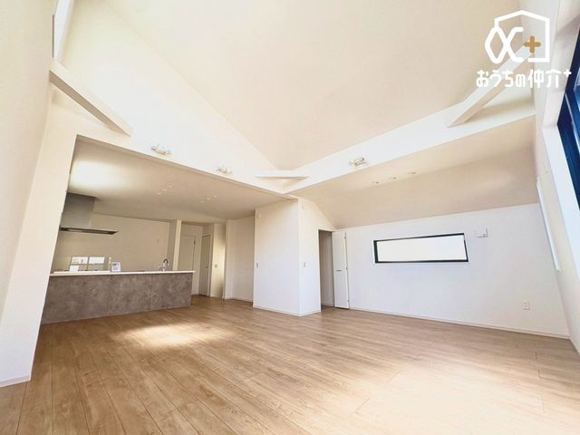 ���r���O �V�䂪�����A���R���������Ղ荷�����ޏ㕔�����̃��r���O�B�L�X�Ƃ�����Ԃ͉Ƒ��Ƃ̉�b���e�݁A�S�n�悢�ЂƂƂ������o���܂��B
