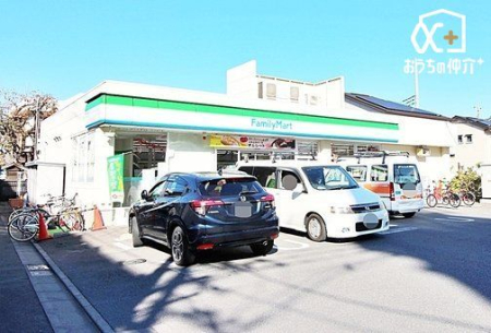 ���ӊ� �t�@�~���[�}�[�g�ΐ_���Z���ړX �k��5���B24���ԉc�ƂȂ̂ŁA�}�Ȃ��������ɂ��֗��ł��B�x�m�X�������Ɉʒu���A�y�H��J�t�F�Ȃǂ̈��ݕ���̔����Ă��܂��B���ԏ�F���� 350m